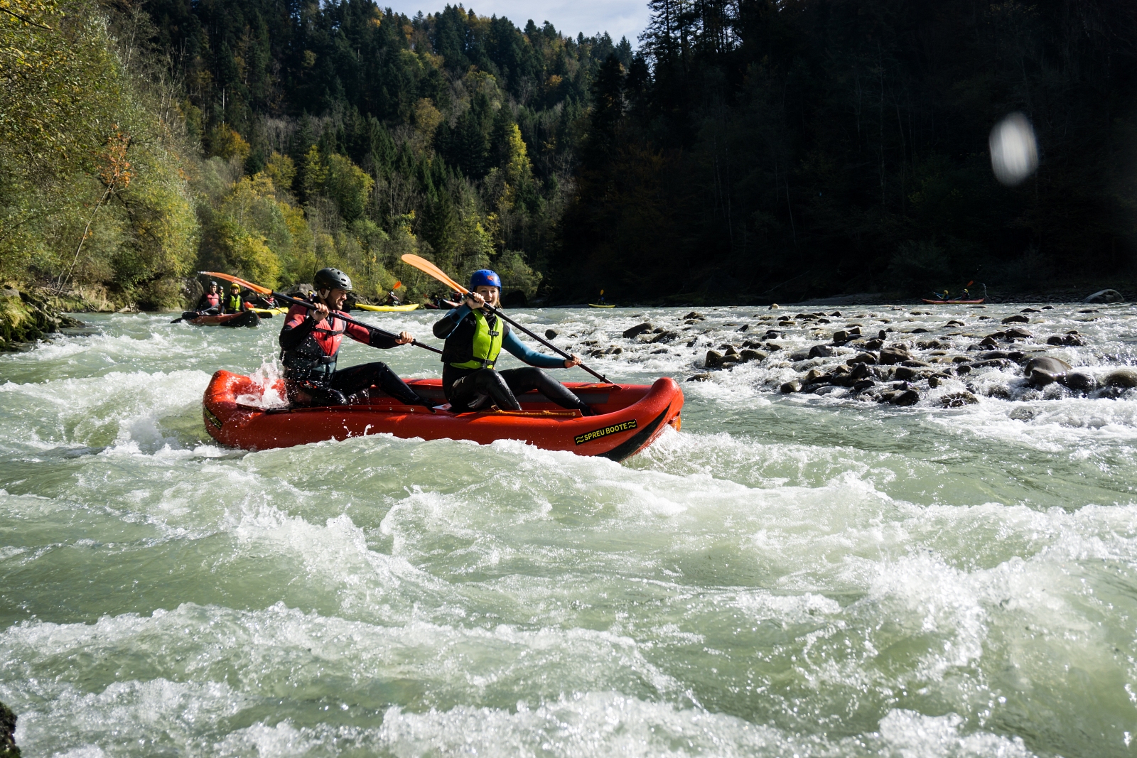 Rafting-Boot auf einem wilden Fluss im Alpenraum