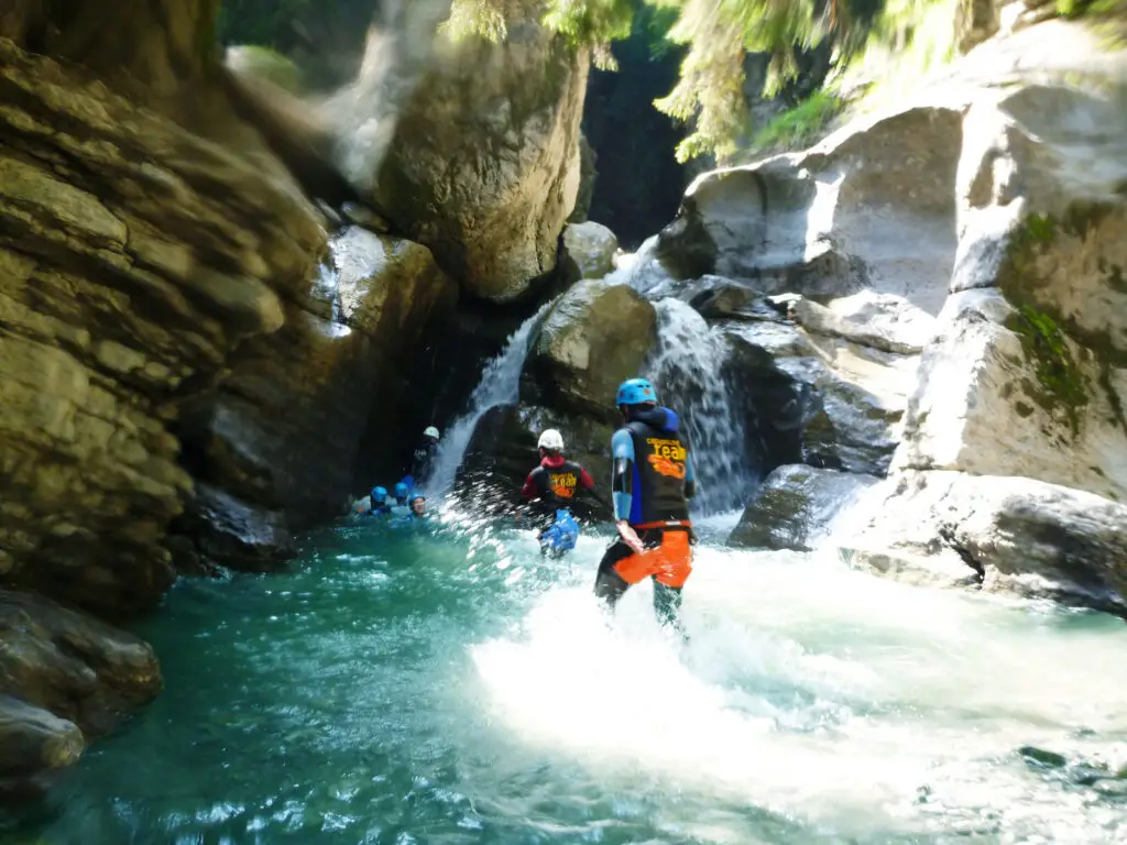 Canyoning-Gruppe in einer wasserführenden Schlucht