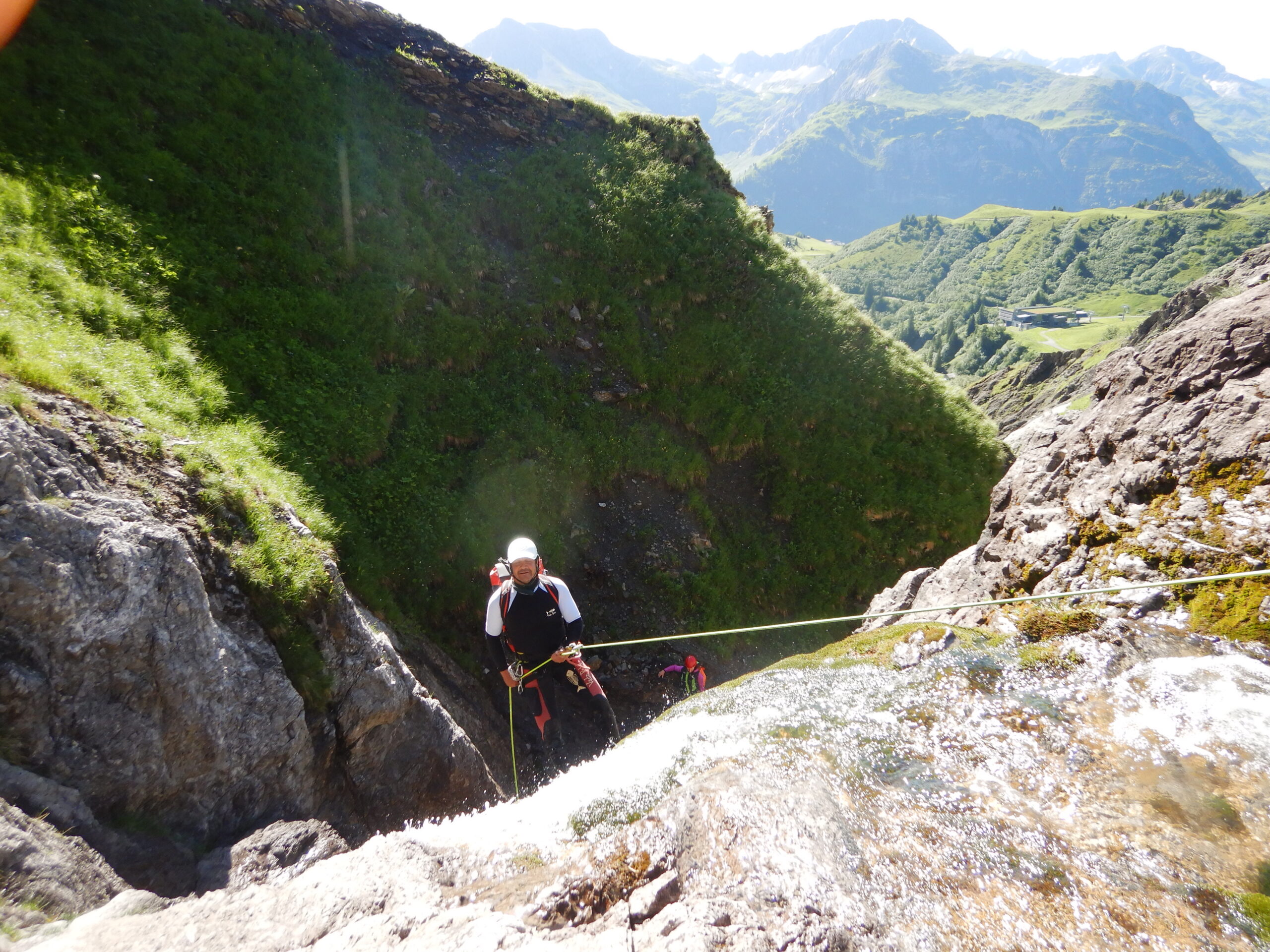 Person beim Abseilen an einem Wasserfall im Bregenzerwald