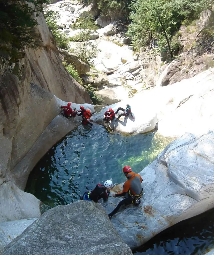 Canyoning-Gruppe beim Abstieg in einer felsigen Schlucht
