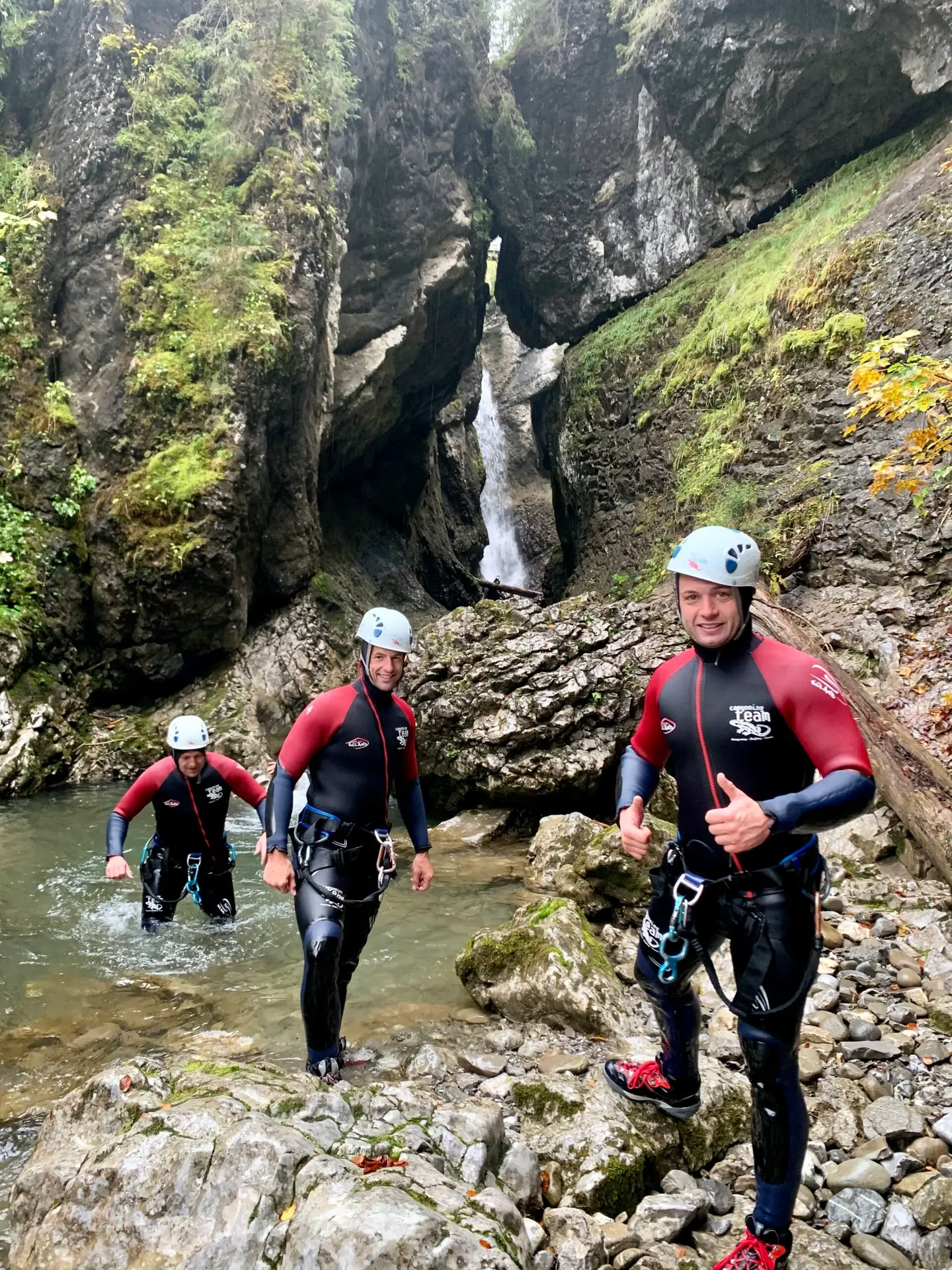 Familie beim Canyoning in einer Schlucht