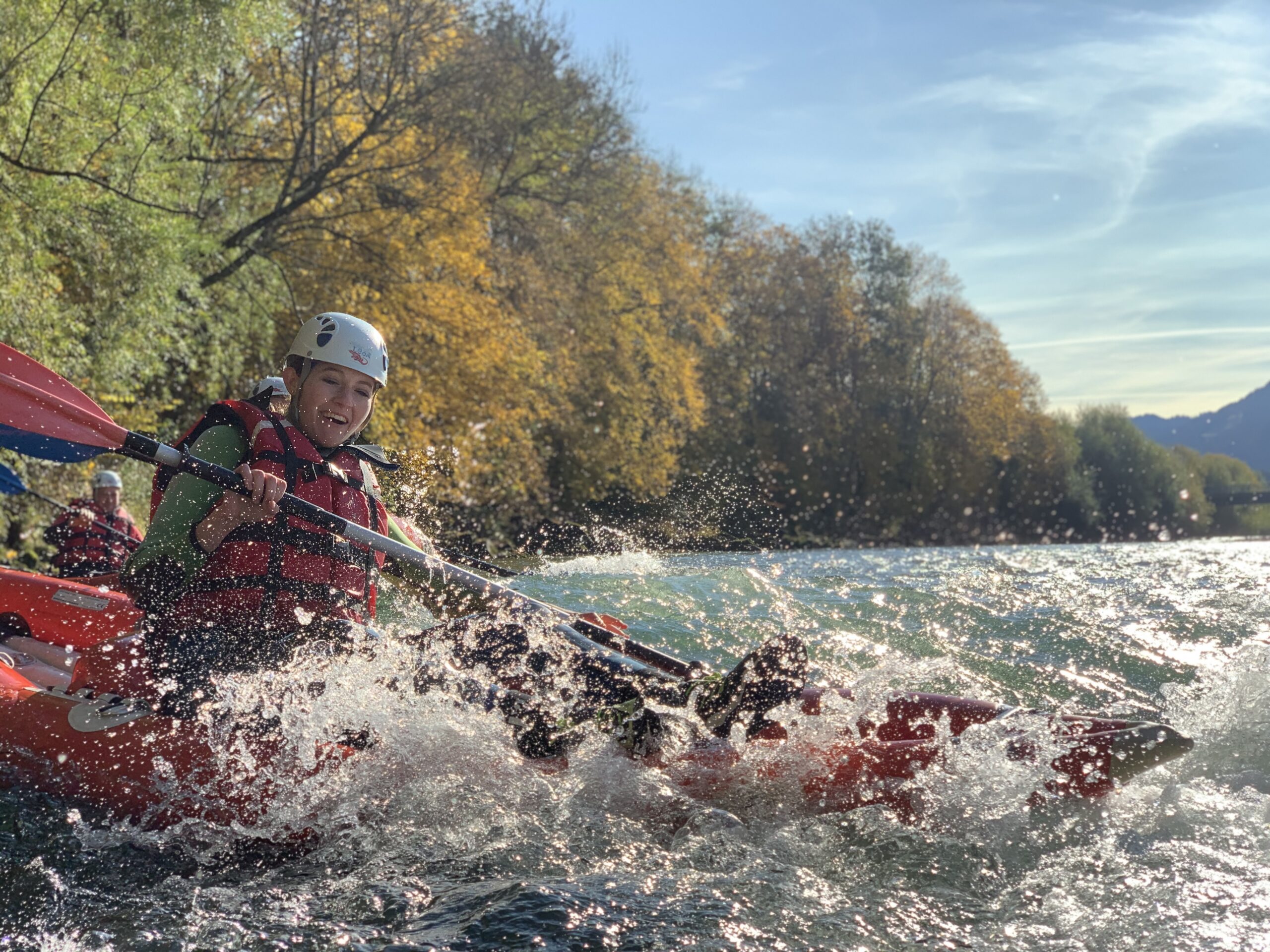 1. Person beim Rafting durch spritzendes Wasser