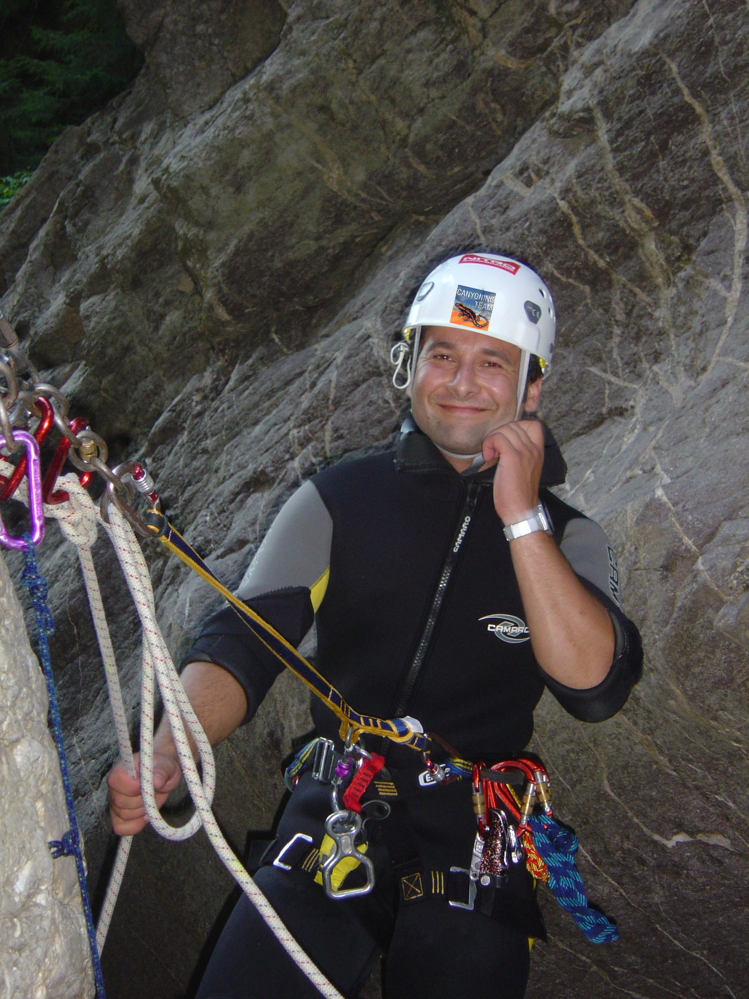 Canyoning-Guide Jonny Lovrinovic mit Selbstsicherung am Felsen, 2023