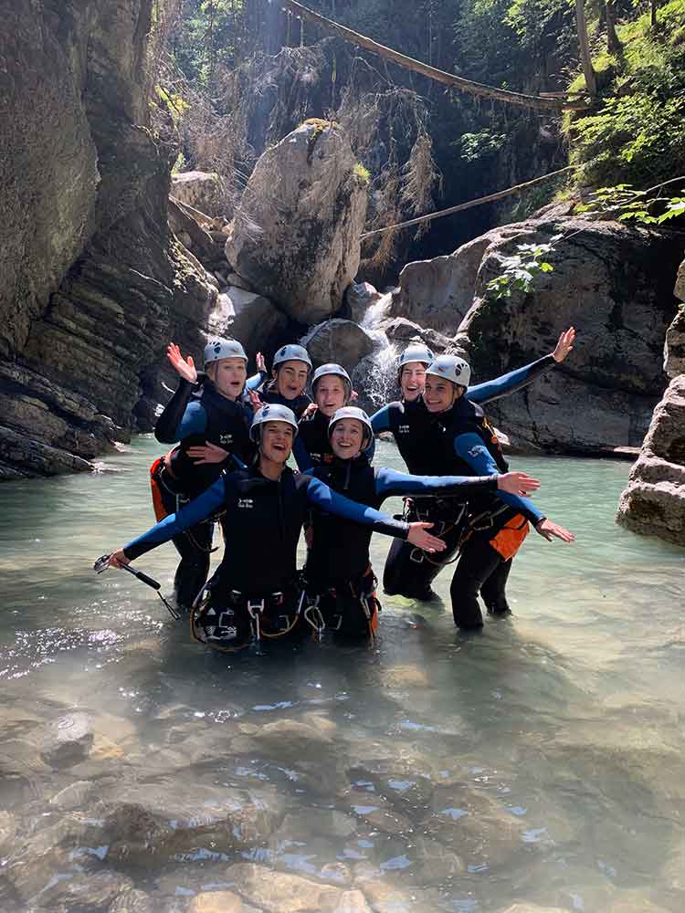 Gruppe von Freunden beim Canyoning in einer Schlucht