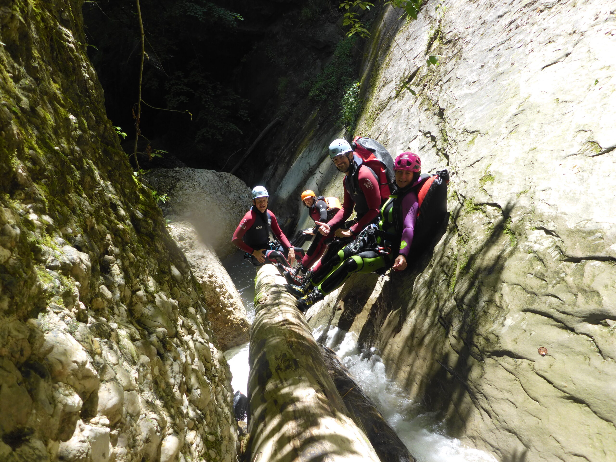 Familie mit Kindern beim Canyoning in einer engen Felsschlucht