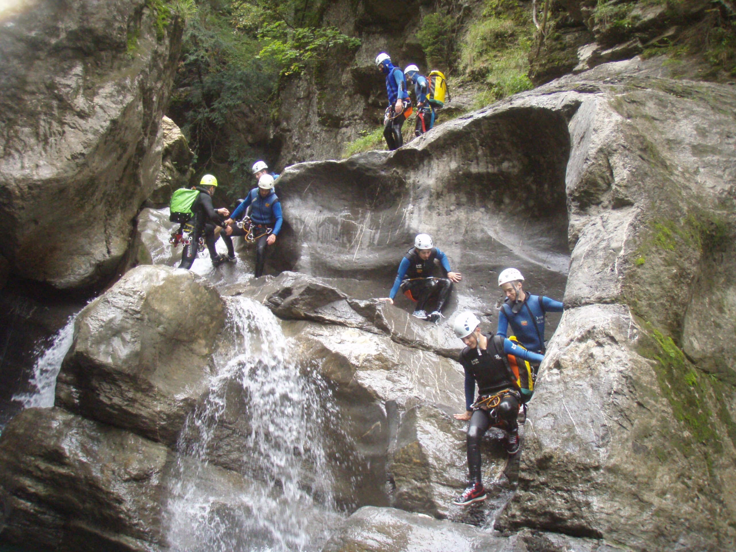 1. Canyoning-Gruppe bei einer geführten Passage über Felsen und Wasser