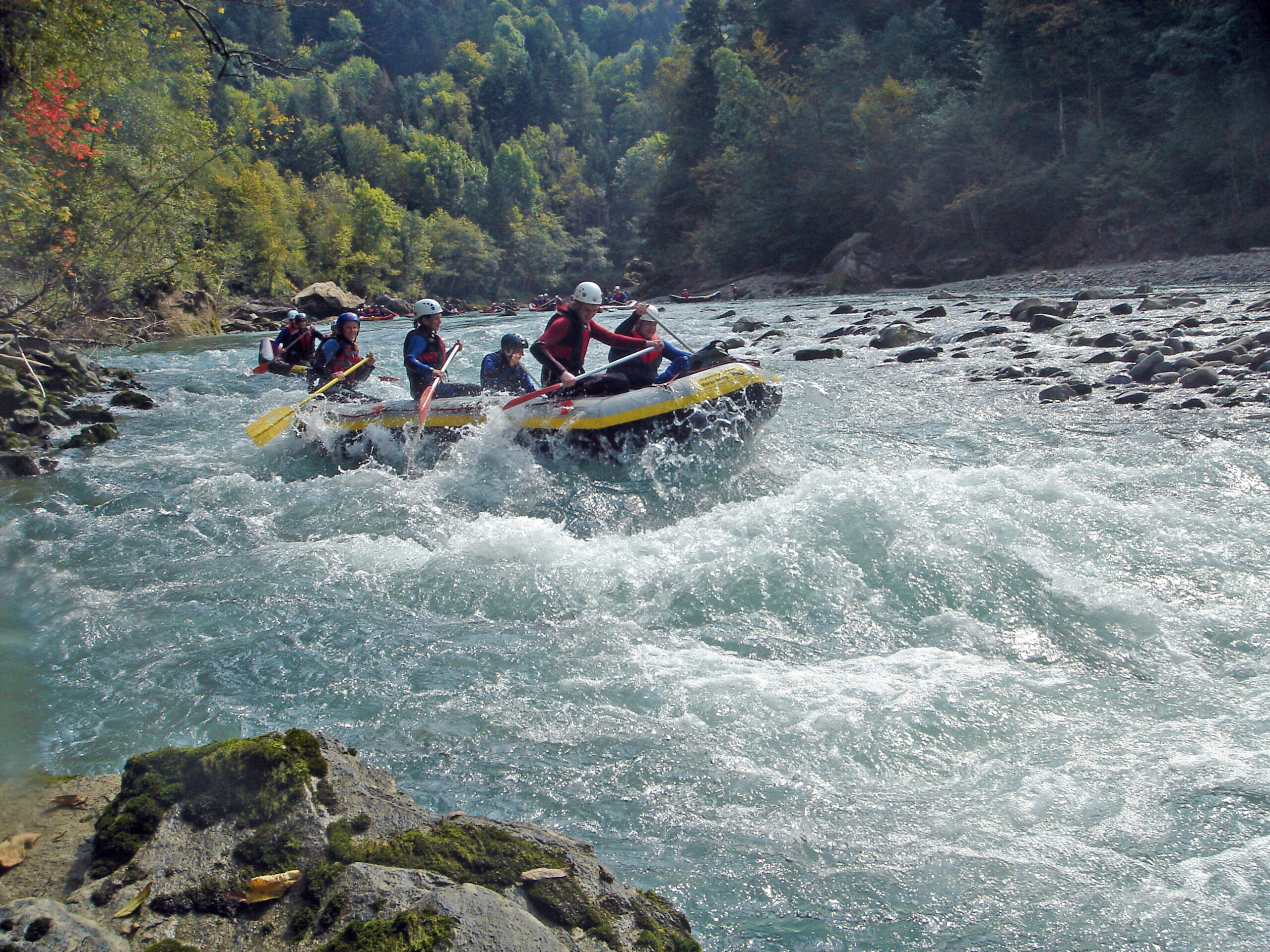 Rafting-Boot in einer kräftigen Stromschnelle