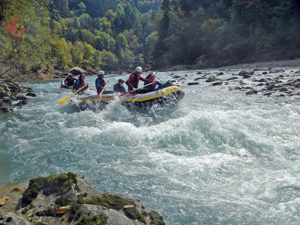 Rafting-Gruppe in einem Wildwasserfluss