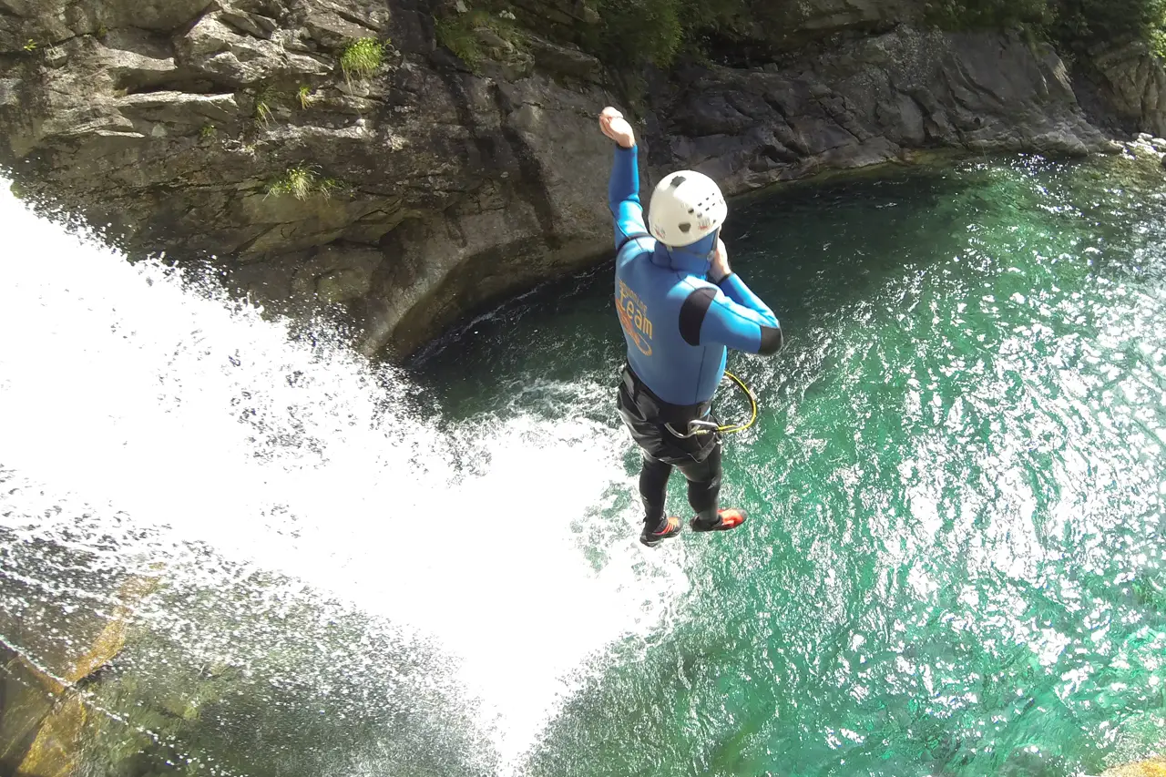 Sportlicher Canyoning-Sprung im Val Bodengo, Italien