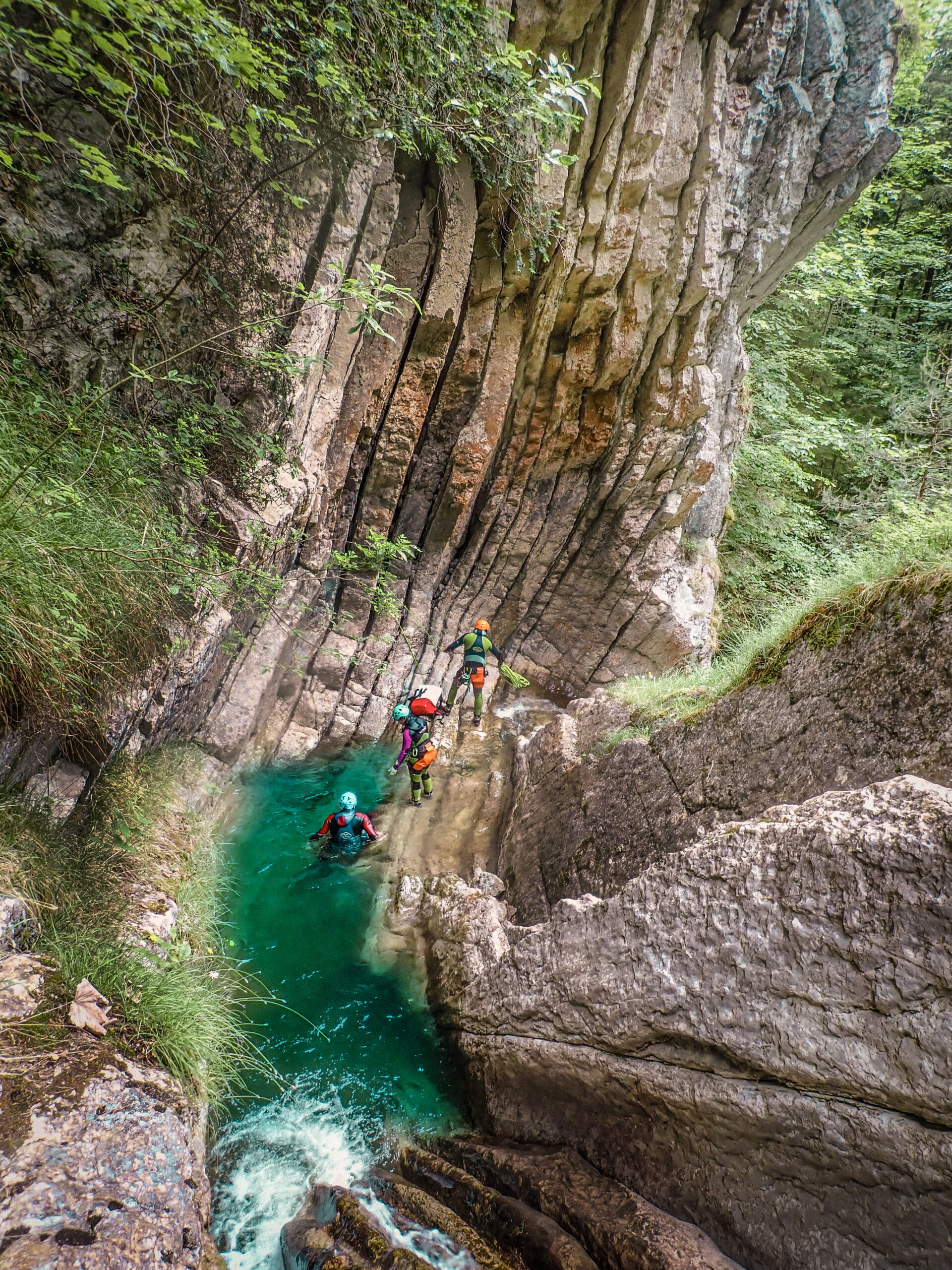 Canyoning-Guides beim Erkunden einer engen Schlucht in Vorarlberg