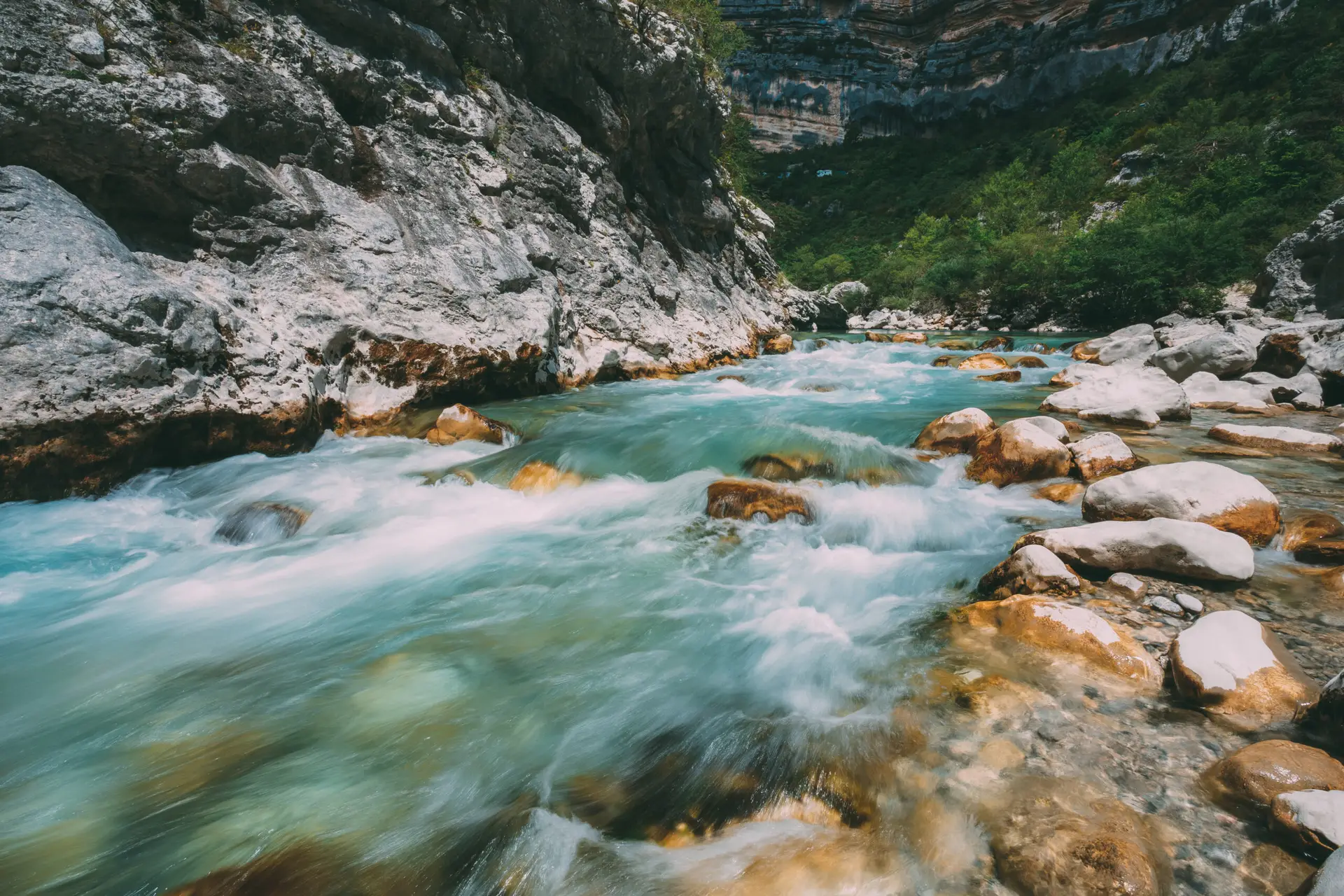 Wasserlauf zwischen Felsen in einer tiefen Schlucht